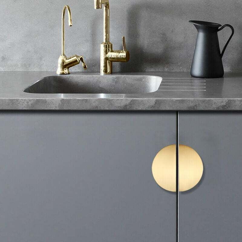 foto del prodotto set di 2 maniglie per cassetti a forma di mezzaluna, realizzate in ottone dorato, da utilizzare su cassetti di cucina, camera da letto, armadietti e