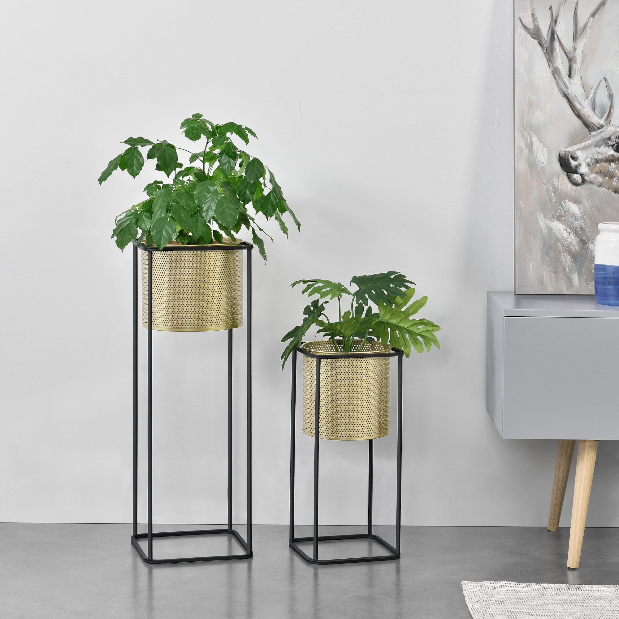 foto del prodotto set di 2 portavasi in metallo supporto per piante in 2 misure diverse con coprivaso rotondo in color oro e base di forma