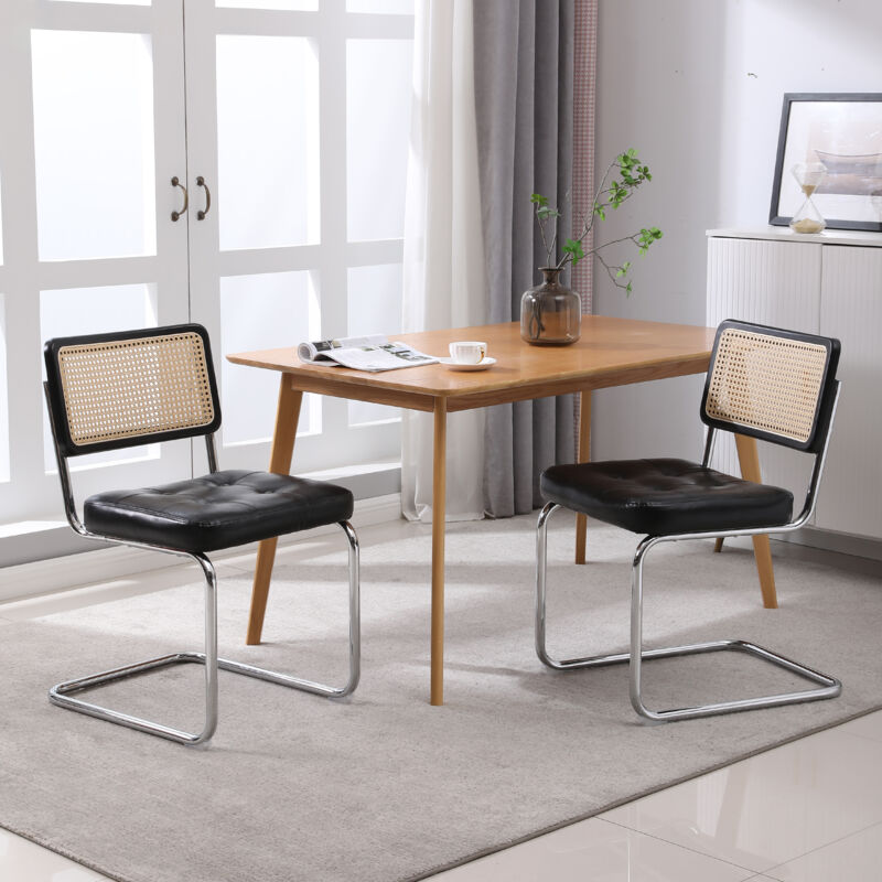 foto del prodotto set di 2 sedie da pranzo in rattan e similpelle, schienale in rete morbida imbottita, gambe in metallo cromato, nere