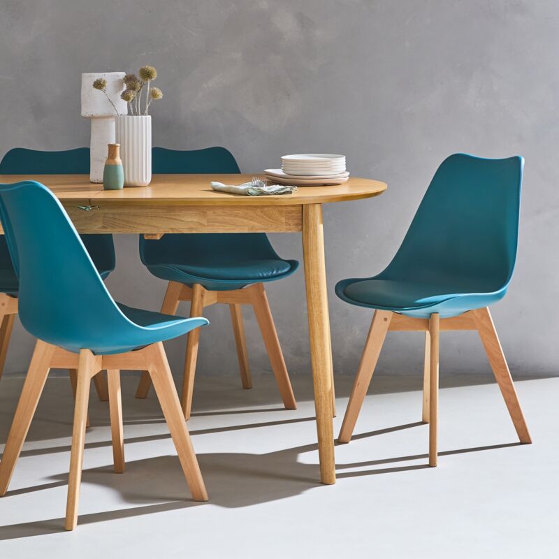 foto del prodotto set di 4 sedie scandinave imbottite, con gambe in legno per sala da pranzo