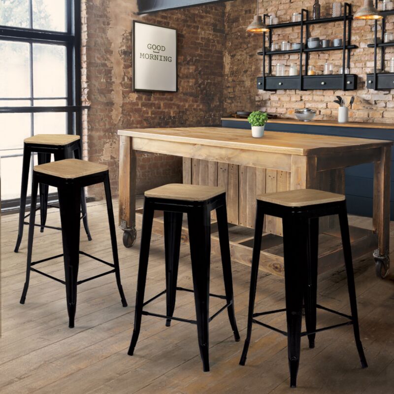 foto del prodotto set di 4 sgabelli da bar leny in metallo nero opaco impilabili con sedile in legno