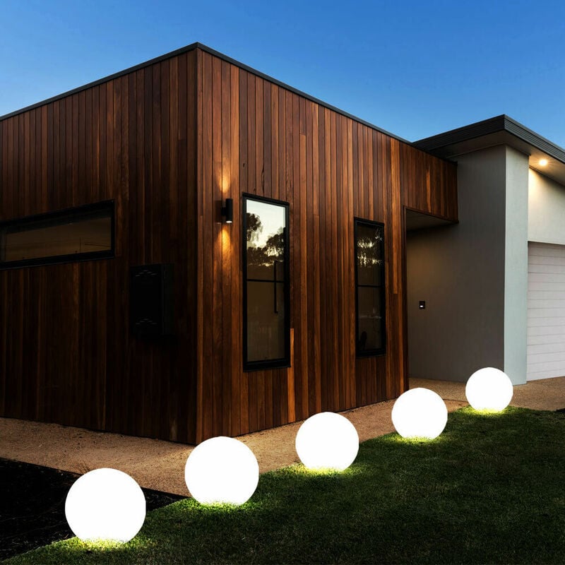 foto del prodotto set di 5 lampade a led solari da esterno plug in a sfera con picchetto a terra bianco