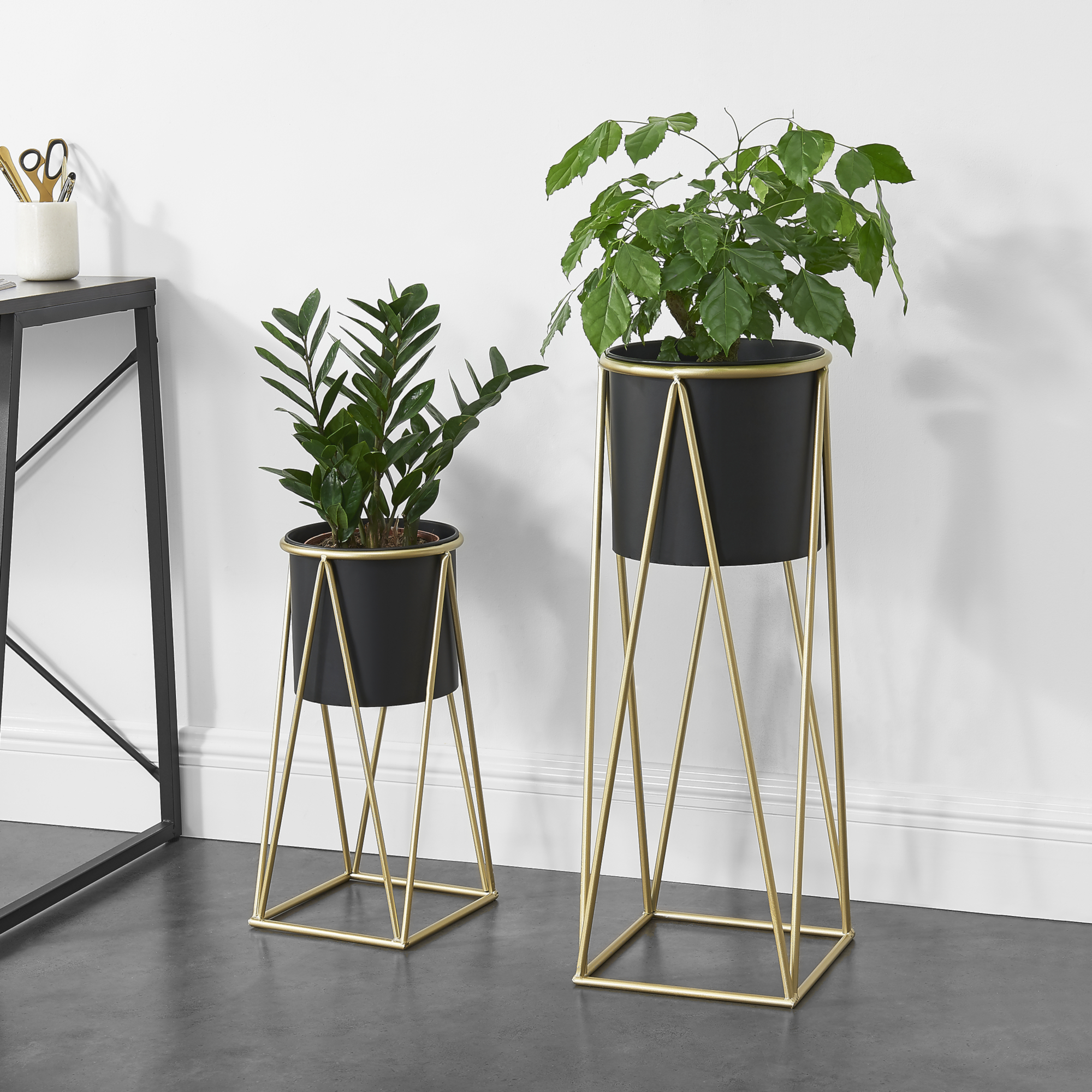 foto del prodotto set lennik di 2 supporti per piante con coprivaso in metallo colore rame nero en.casa 