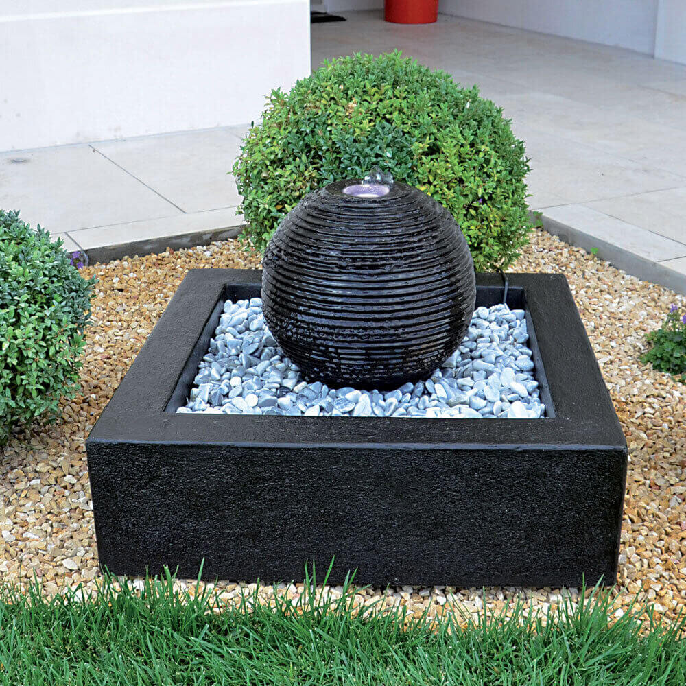 foto del prodotto sfera cascata artificiale da giardino 65x65x48 cm in resina con led e pompa nera
