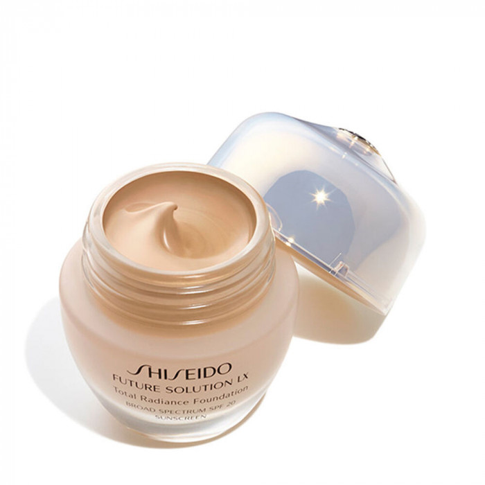foto del prodotto shiseido - future solution lx total radiance foundation spf15 - fondotinta n4 neutral 4