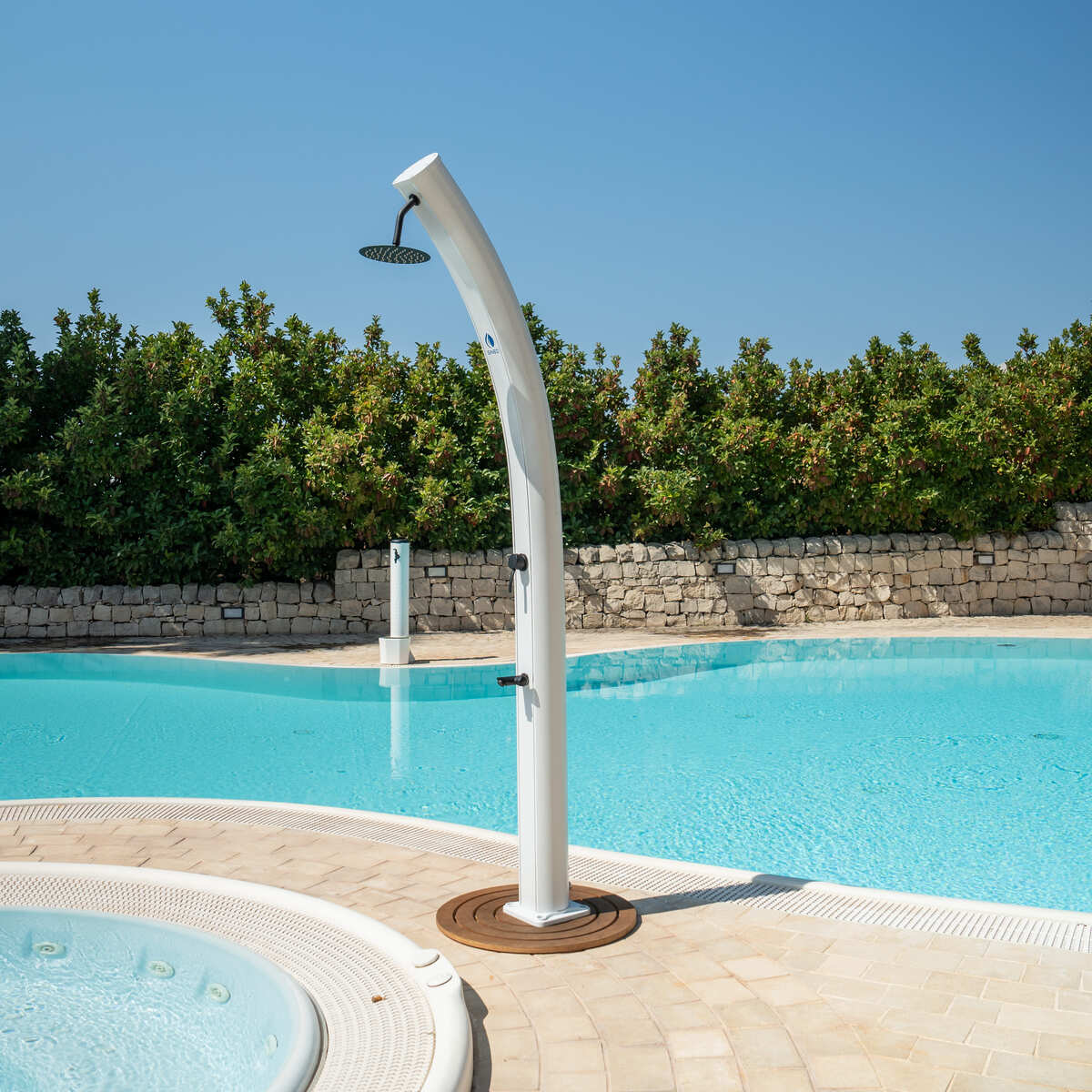 foto del prodotto sined doccia solare bianca in alluminio dafne con soffione rotondo da 20 cm e rubinetto lavapiedi struttura curva e serbatoio da 35 litri altezza 226 cm ideale per esterni