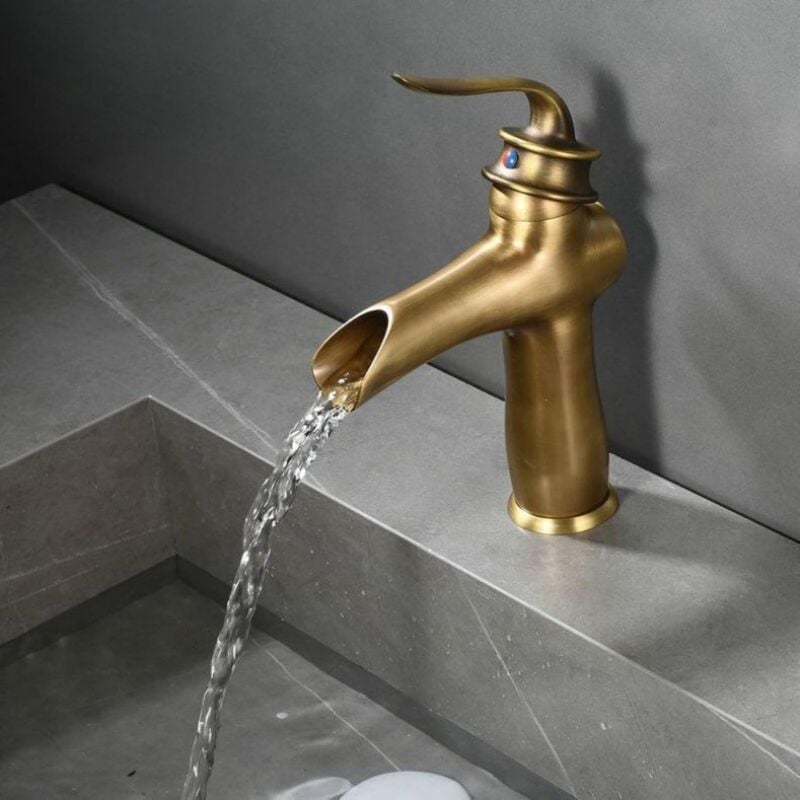 foto del prodotto sjqka rubinetto per lavabo da bagno a cascata vintage, rubinetto per lavabo in ottone anticato, monoforo, leva singola, rubinetto per lavabo caldo