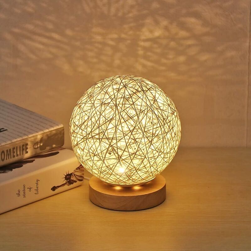 foto del prodotto snq lampada da tavolo in legno, lampada da tavolo usb con paralume sferico in rattan fatto a mano, lampada lunare in legno per comodino da camera