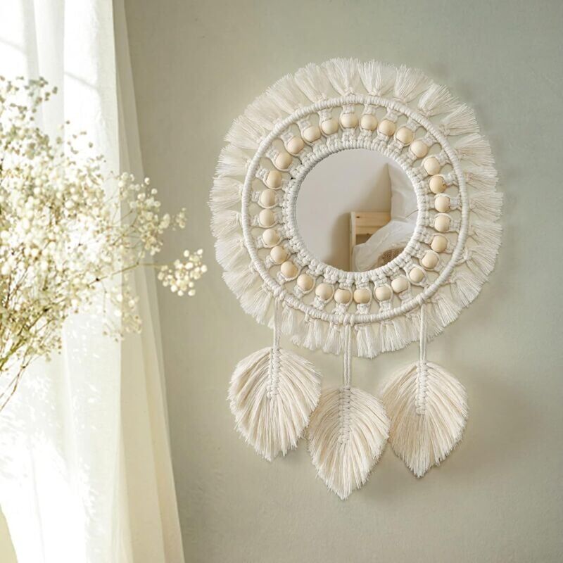 foto del prodotto snq specchio da parete con frange in macram boho con perline di legno, ciondolo con piume, specchio da parete rotondo per camera da letto,