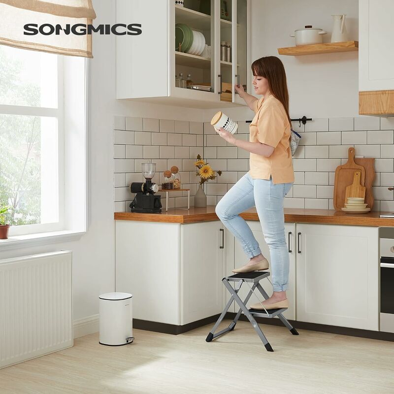 foto del prodotto songmics scaletta a 2 gradini pieghevole, larghezza di gradino 20 cm, gomma antiscivolo, con manico, carico 150 kg, in acciaio, grigio e nero