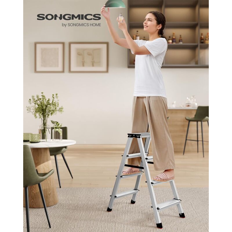foto del prodotto songmics scaletta pieghevole, scala a 4 gradini, scala in alluminio con 4 gradini antiscivolo, multiuso, portata di 150 kg, grigio argento e nero