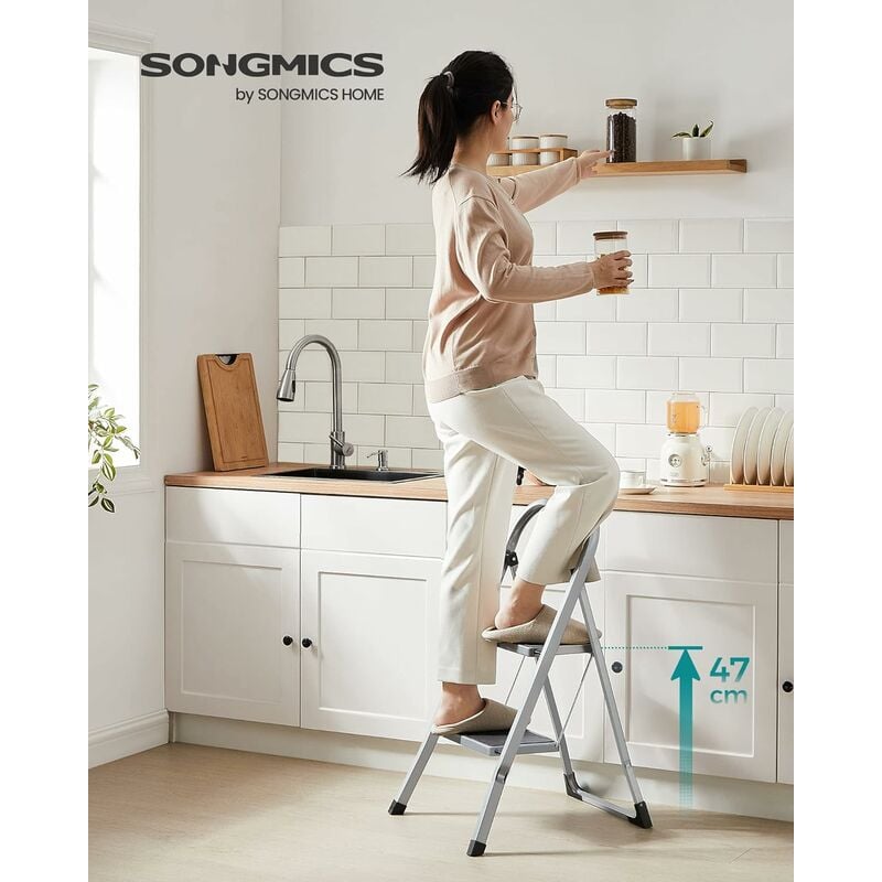 foto del prodotto songmics scaletta, scala a 2 gradini, scaletta pieghevole, chiusura di sicurezza per piegamento, facile da riporre, portante 150 kg, grigio tortora