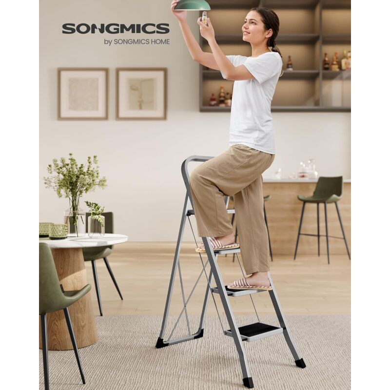 foto del prodotto songmics scaletta, scala a 4 gradini, scaletta pieghevole, chiusura di sicurezza per piegamento, facile da riporre, portante 150 kg, grigio tortora