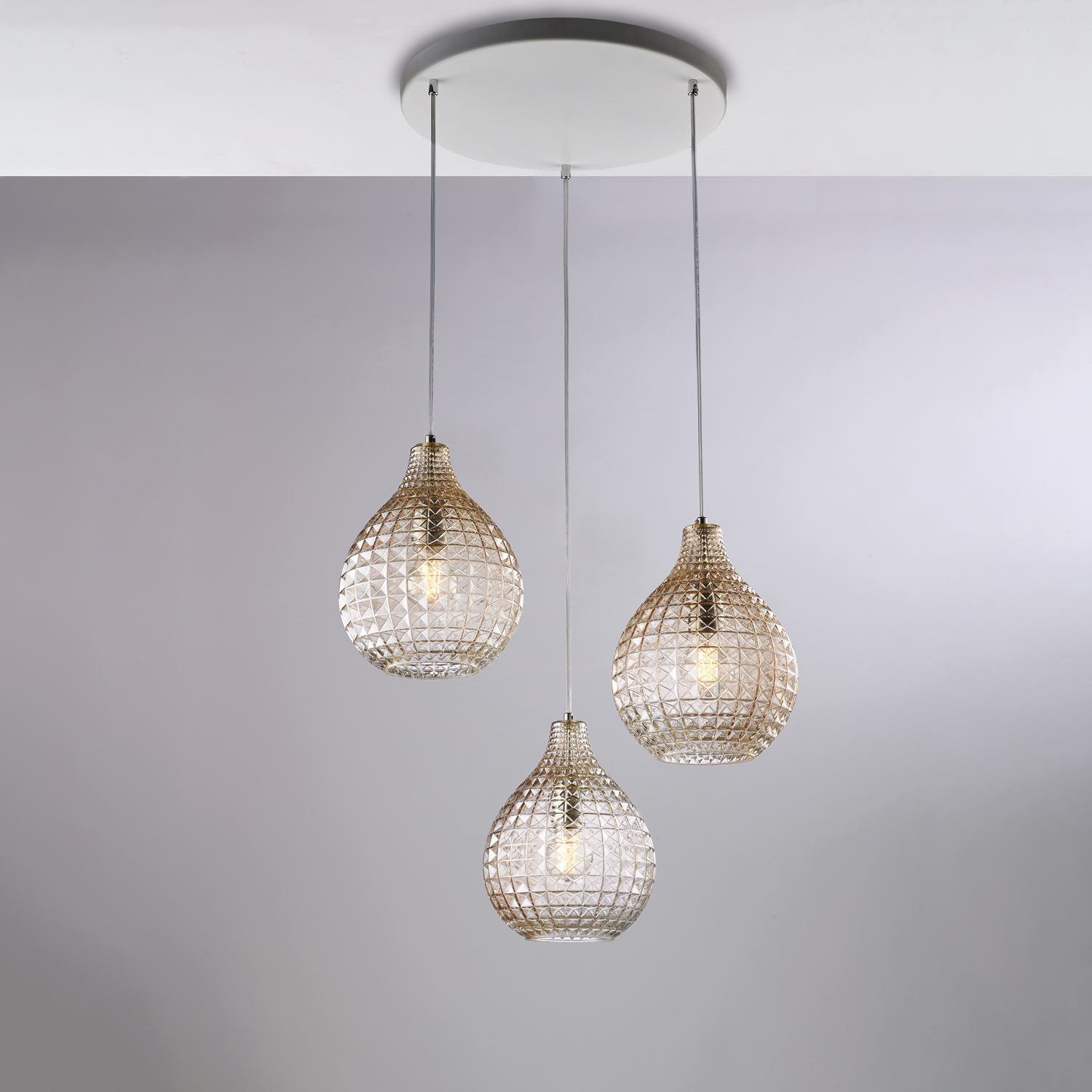 foto del prodotto sospensione in ferro laccato bianco e montatura cromo con cavi elettrici regolabili e diffusori in vetro soffiato ambra con decoro effetto cristallo 3 luci h.32 max 132 45