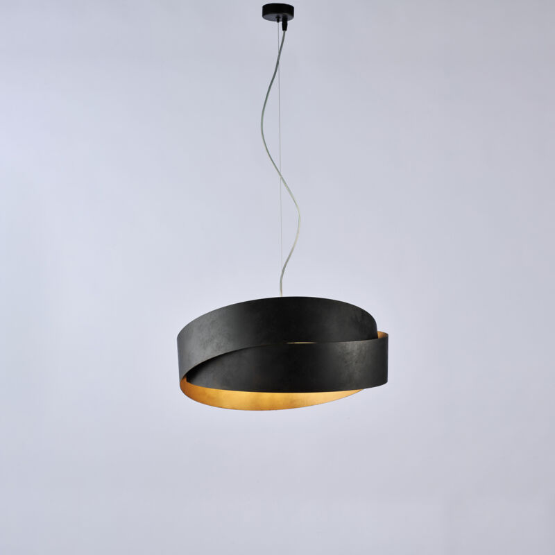 foto del prodotto sospensione in ferro laccato nero con con decorazione esterna nera e decorazione interna oro antico e cavo in acciaio regolabile 2 luci