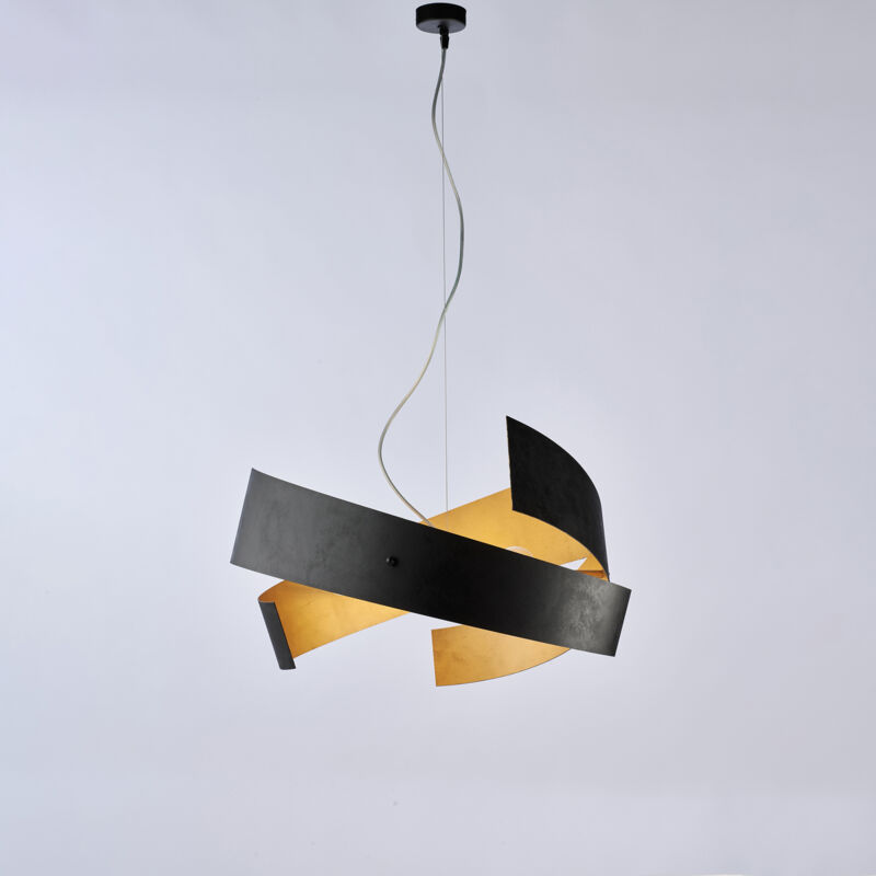 foto del prodotto sospensione in ferro taglio laser laccato nero con decorazione esterna nera e decorazione interna oro antico con cavi acciaio regolabili 3 luci