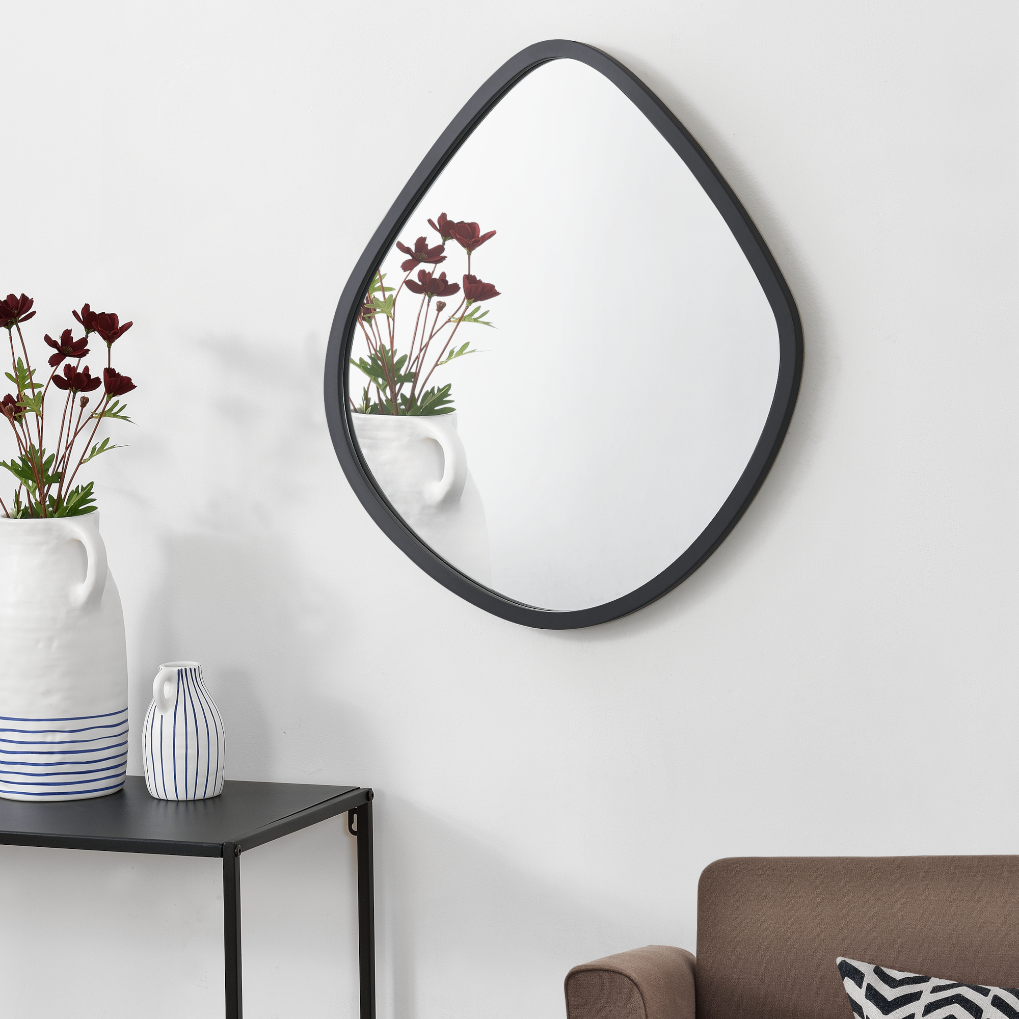 foto del prodotto specchio da parete 39 galatone 39 forma irregolare axl 64 x 60 cm specchio con cornice asimmetrica nero opaco en.casa 
