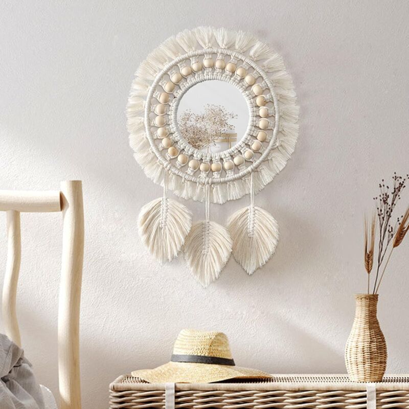 foto del prodotto specchio da parete sospeso specchio decorativo rotondo con frange in macram boh mien, perline di legno e ciondolo con piuma, ornamento artistico