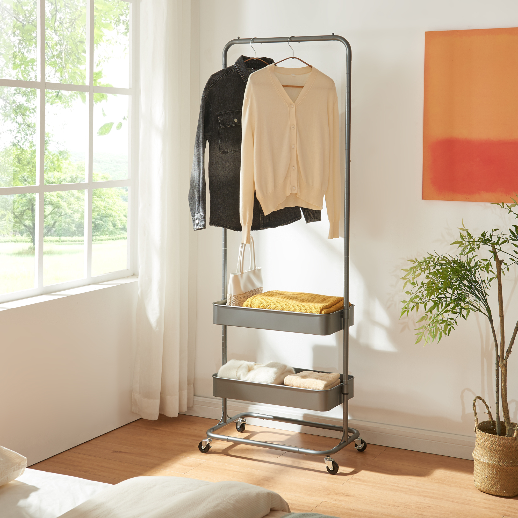 foto del prodotto stand appendiabiti a rotelle kumad con 2 ceste portaoggetti - grigio scuro en.casa