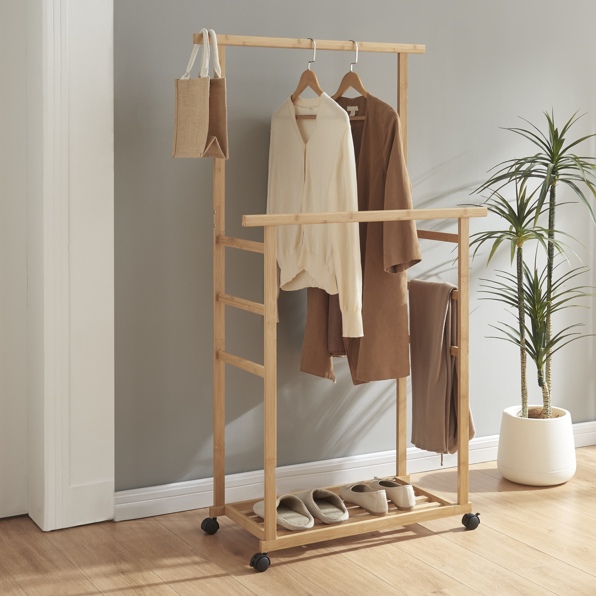 foto del prodotto stand appendiabiti ilmajok in bamb con ruote 147 x 70 x 36 cm en.casa 
