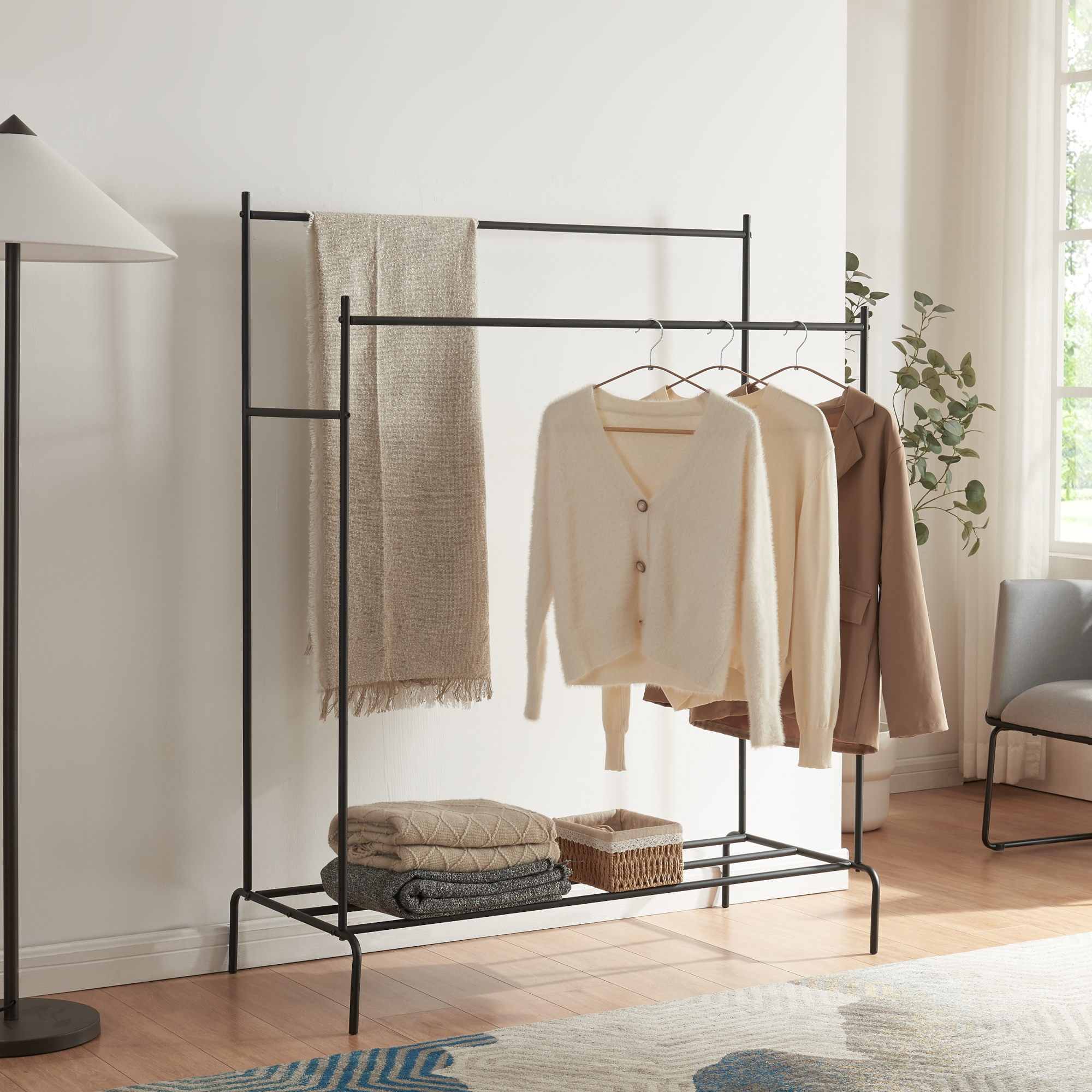 foto del prodotto stand appendiabiti in metallo 39 bramming 39 porta abiti con 2 barre e ripiano nero en.casa 