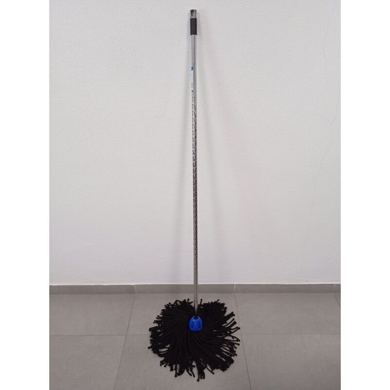 foto del prodotto suinga mocio in microfibra con filo nero bastone diamantato 140 cm, filo universale, non graffia il pavimento, pavimenti lisci e non
