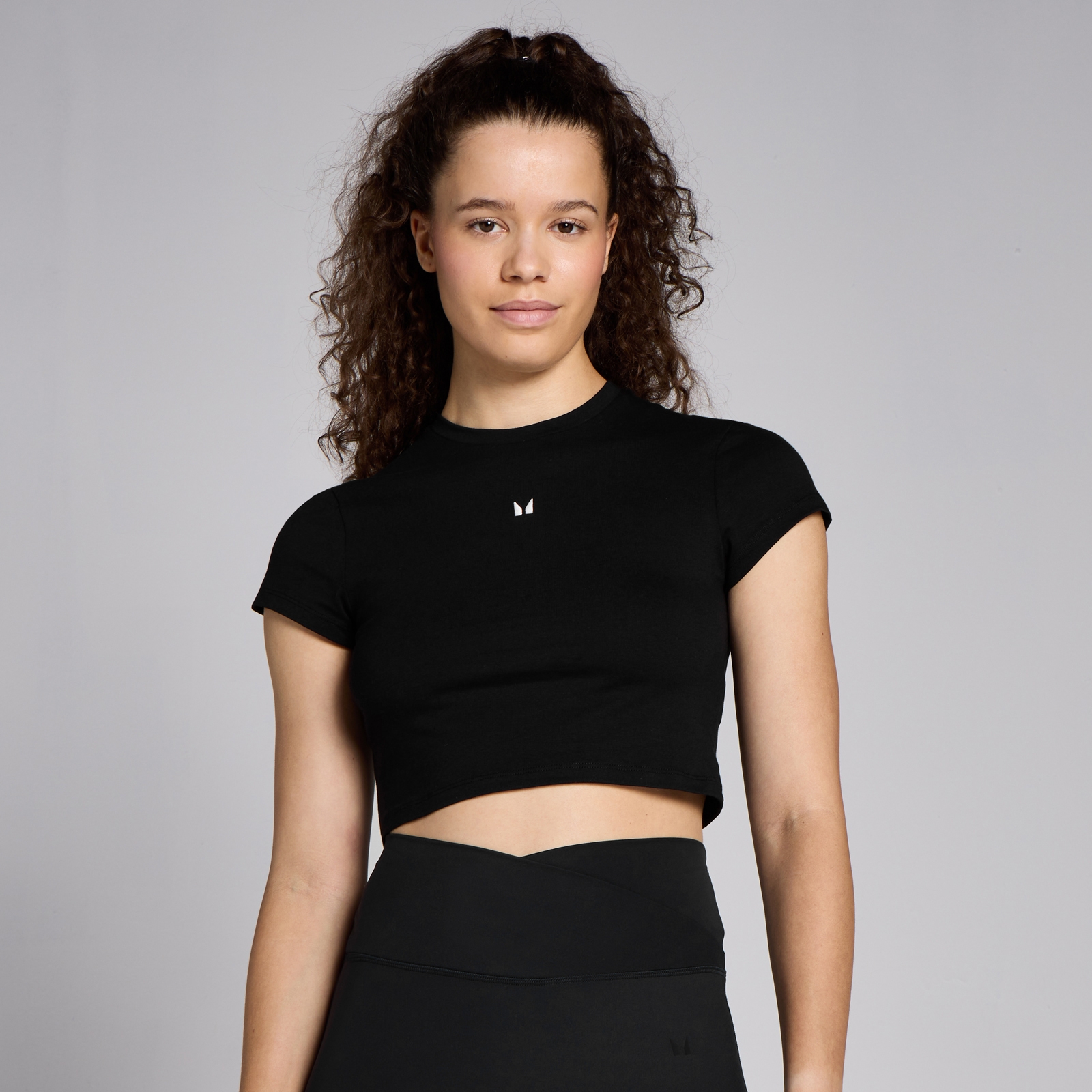 foto del prodotto t shirt crop a maniche corte aderente mp basics da donna nera m
