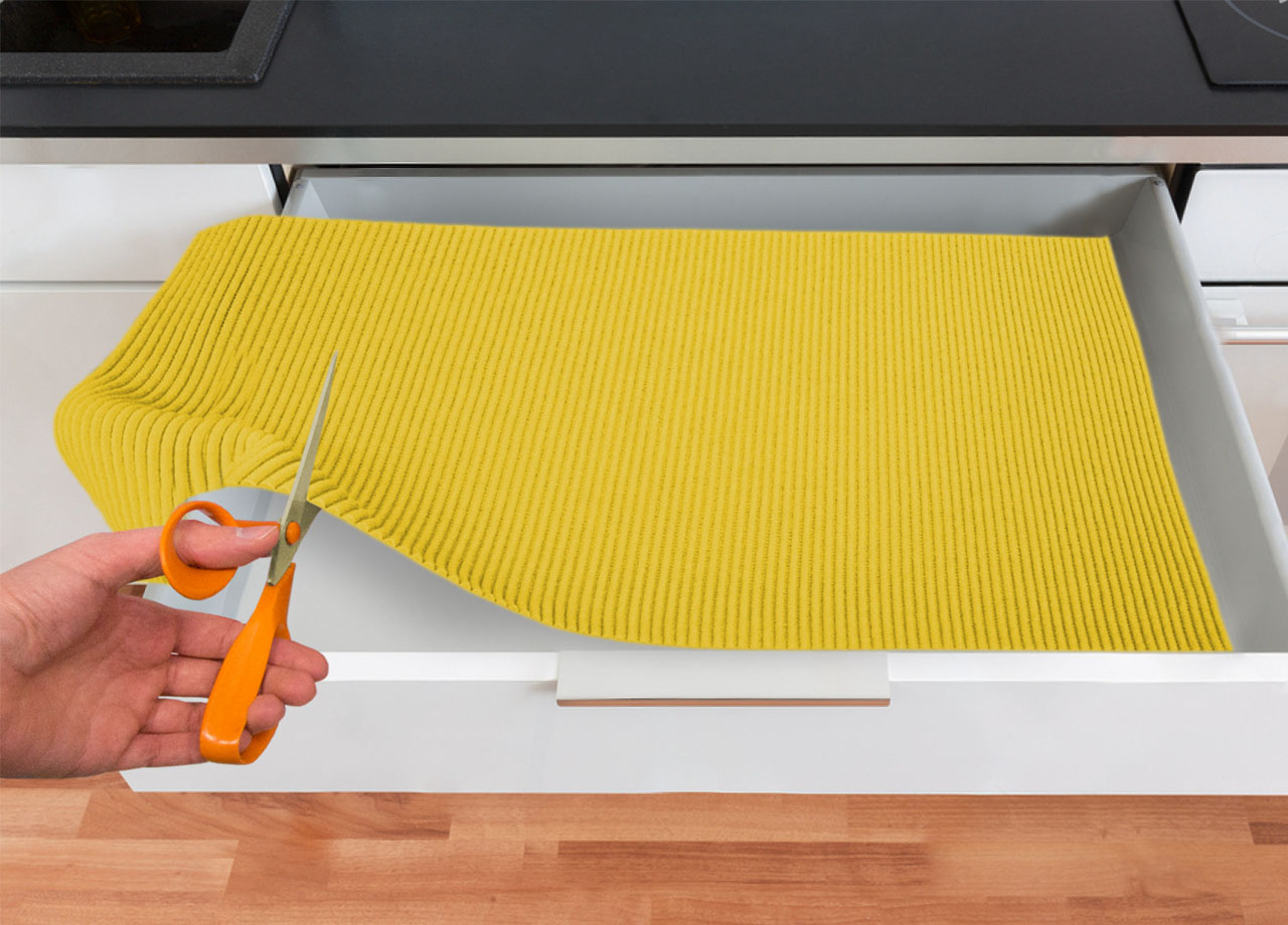 foto del prodotto tappetino gommato antiscivolo multiuso per cassetti e superfici colore giallo 65x400cm giallo