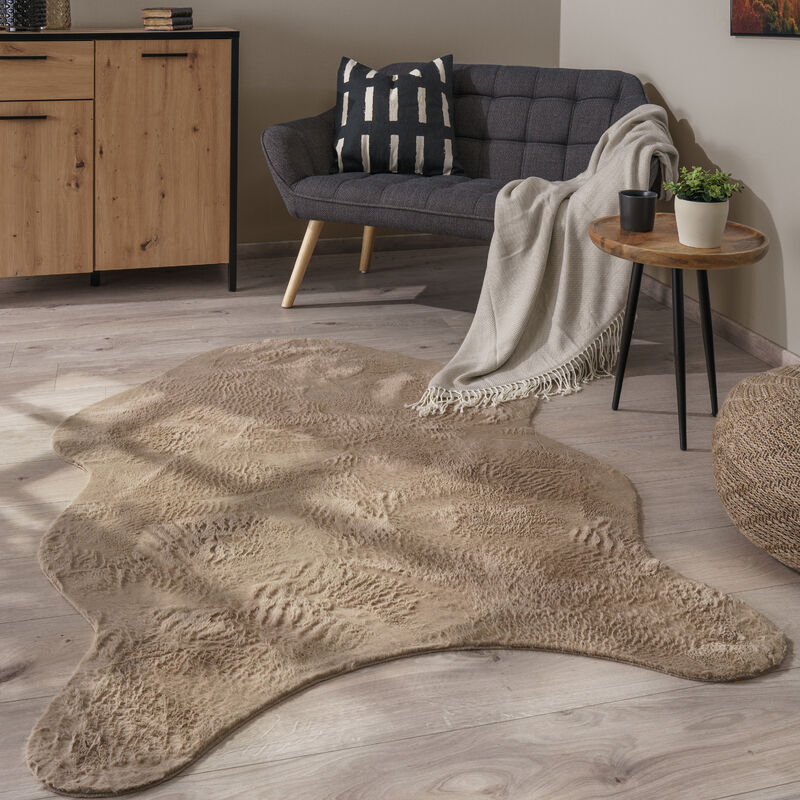 foto del prodotto tappeto salotto pelo corto monocolore in forma finta pelliccia moderna morbida beige, 120x160 cm forma di pelliccia paco home