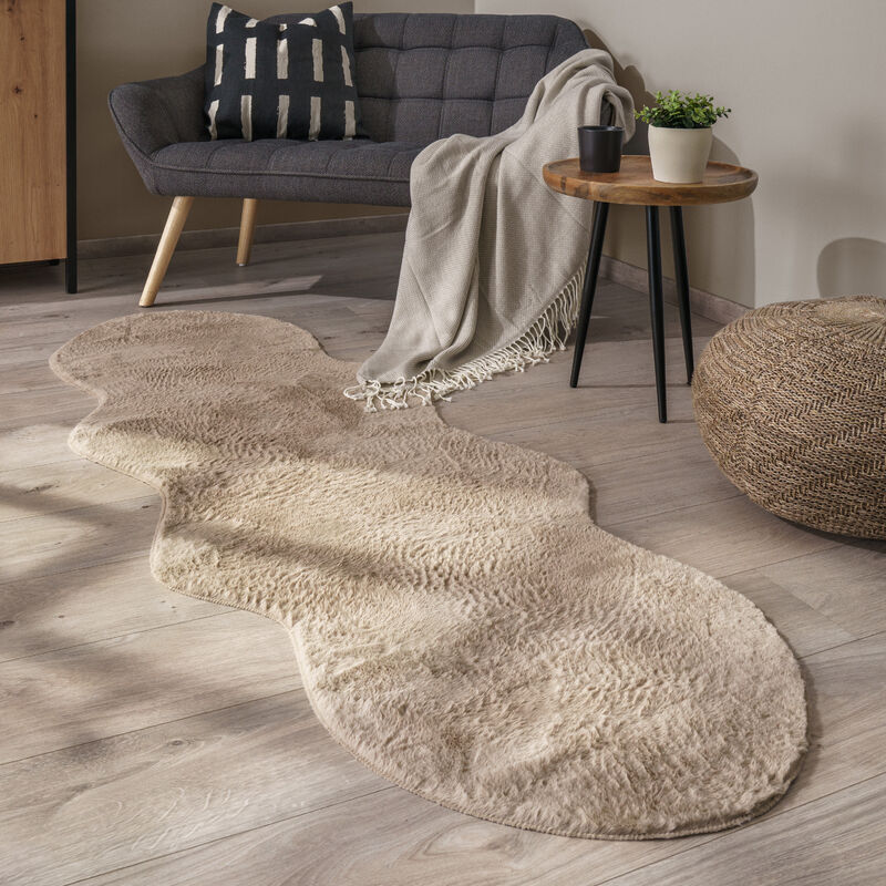 foto del prodotto tappeto salotto pelo corto monocolore in forma finta pelliccia moderna morbida beige, 70x200 cm forma di pelliccia paco home
