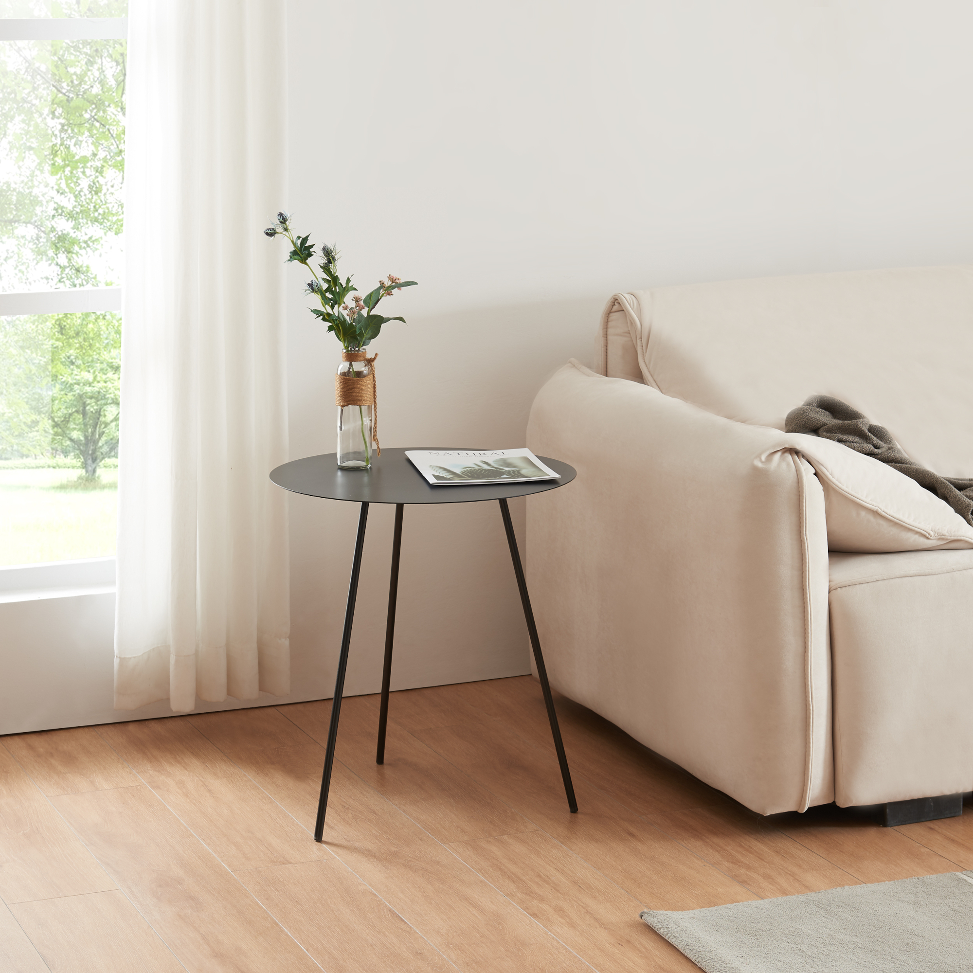 foto del prodotto tavolino a treppiede sula con piano rotondo 53 x 50 cm metallo nero en.casa 