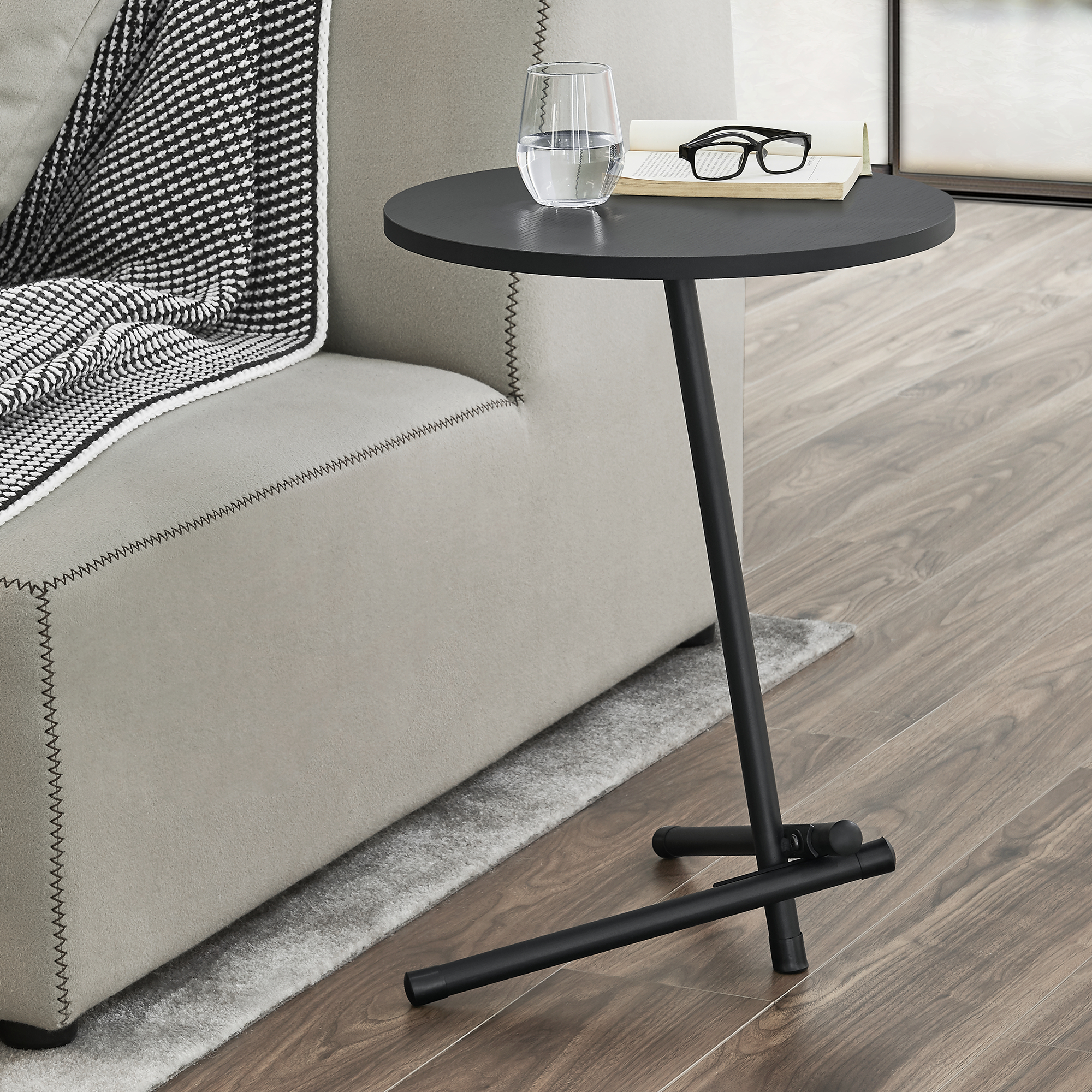 foto del prodotto tavolino basso laterale 39 karup 39 con piano rotondo nero en.casa 