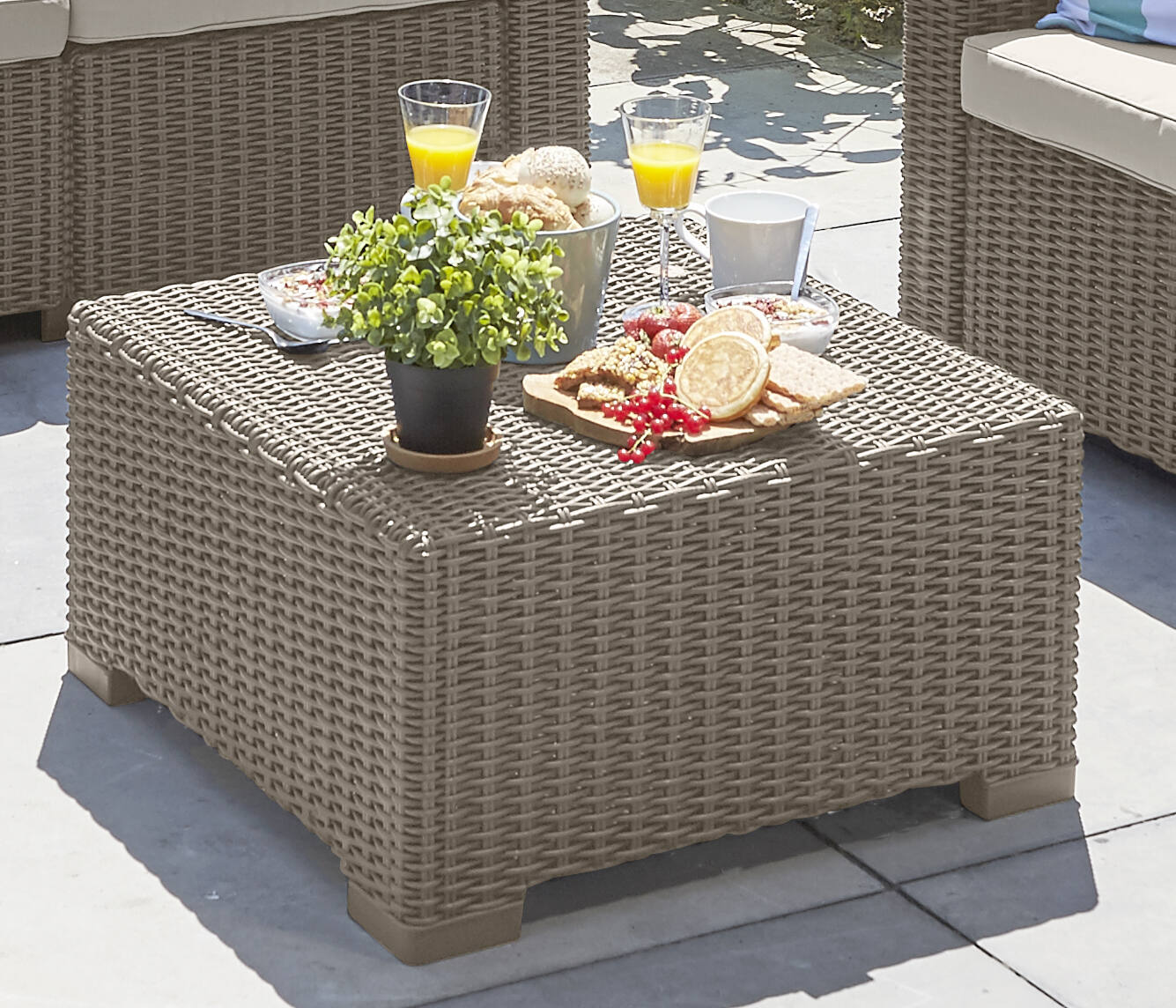 foto del prodotto tavolino da esterno parksville, tavolo basso da giardino, mobiletto outdoor multiuso, mensola multifunzione, 68x68 h35 cm, tortora