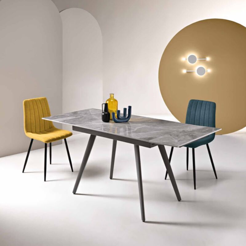 foto del prodotto tavolo con piano effetto marmo grigio base metallo allungabile fino a 180 cm oreste