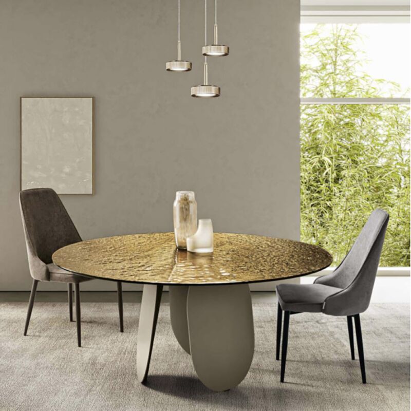 foto del prodotto tavolo rotondo maya140 con base in metallo beige e piano in vetro ambra