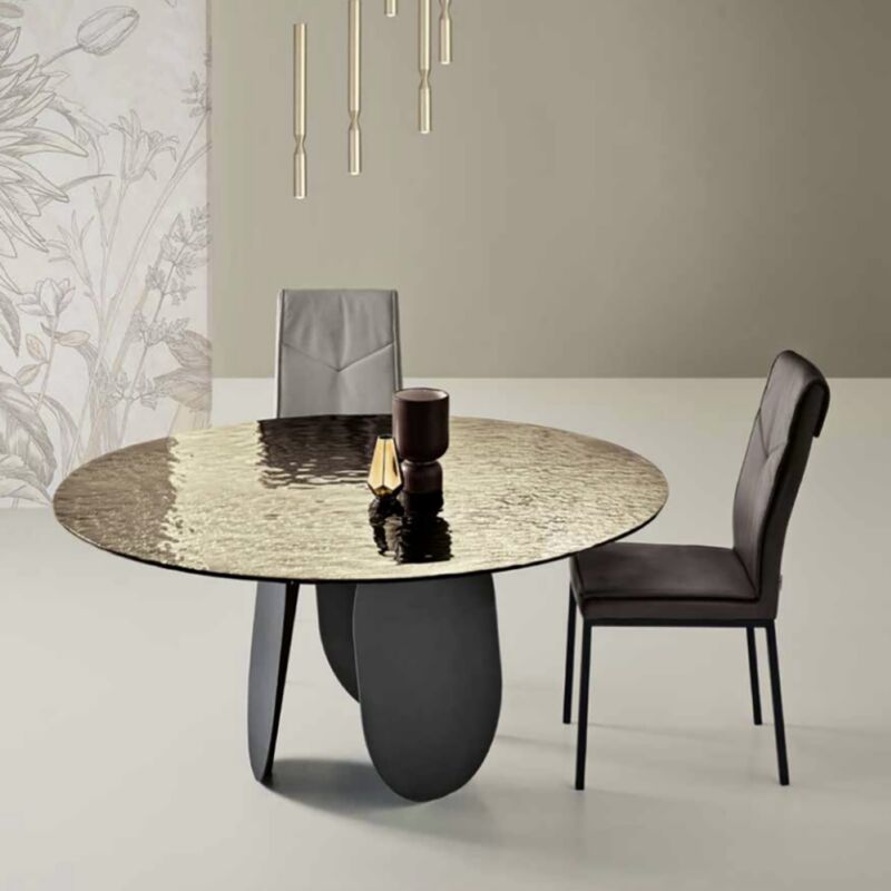 foto del prodotto tavolo rotondo maya140 con base in metallo nero e piano in vetro bronzo