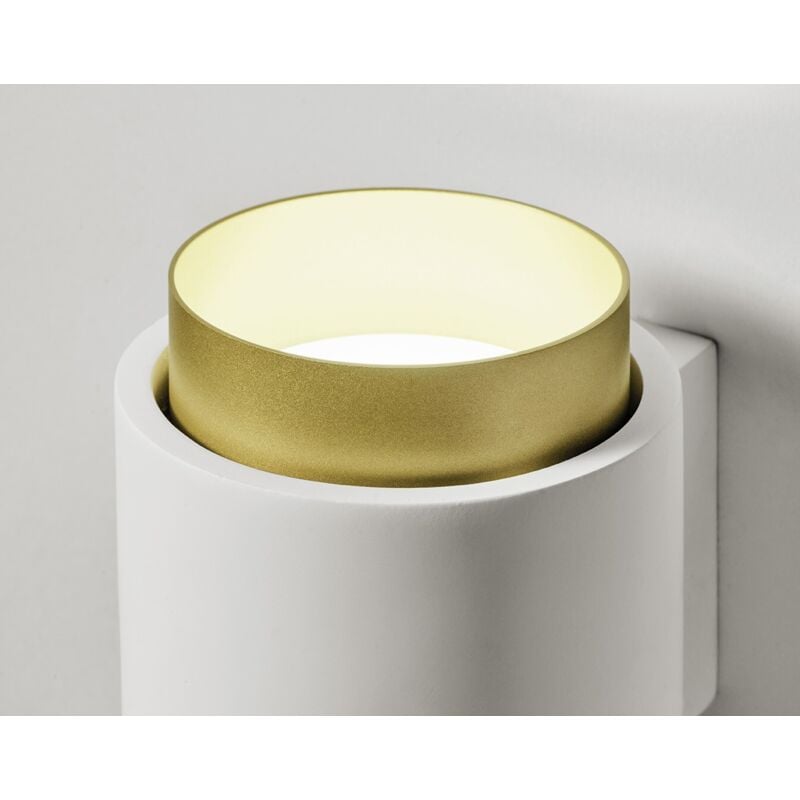 foto del prodotto tecnico lampada da parete in gesso. anello in alluminio con finitura ottone spazzolato. dotata di portalampada gx53