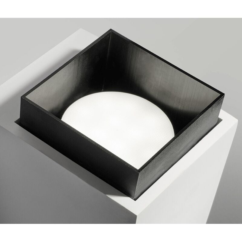 foto del prodotto tecnico lampada da parete in gesso. elemento in alluminio verniciato nero. dotata di portalampada gx53