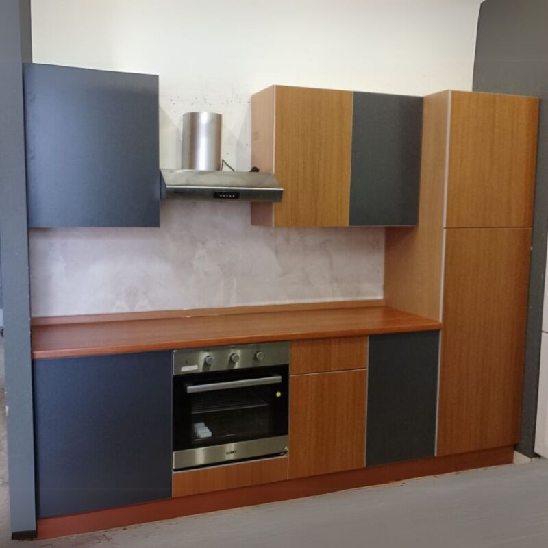 foto del prodotto toscohome cucina completa di elettrodomestici colore rovere e grigio 270 cm destra