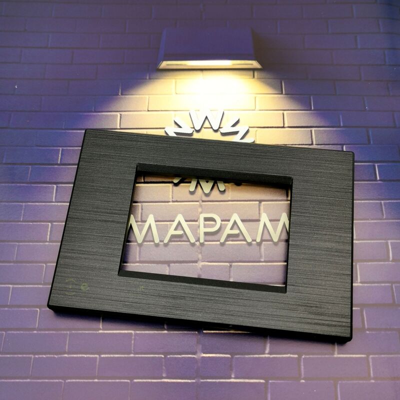 foto del prodotto tot electric - placche compatibili con supporti vimar plana in tecnopolimero effetto spazzolato placca 3 4 7 moduli posti slt02 - 4 posti-nero