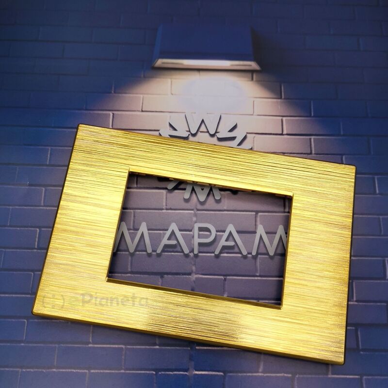 foto del prodotto tot - placche compatibili con supporti bticino matix in tecnopolimero effetto spazzolato 3 4 6 moduli posti slt05 - 4 posti-oro