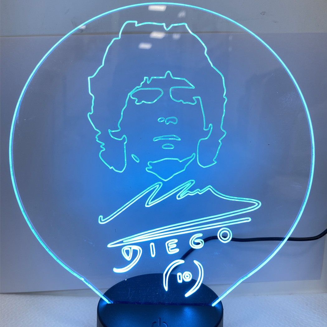 foto del prodotto trade shop lampada da tavolo a batterie usb con volto stilizzato di diego armando maradona 