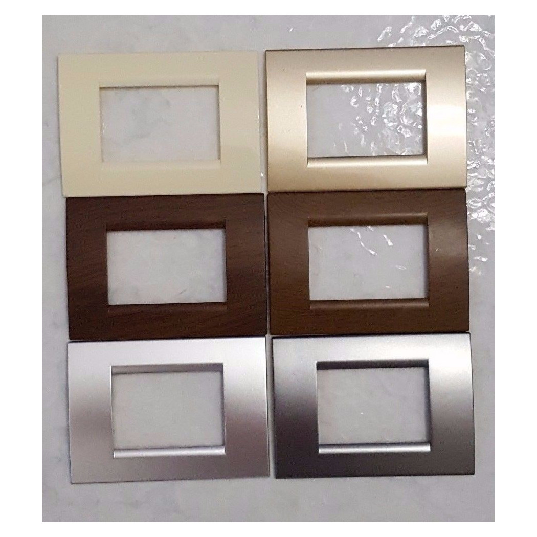 foto del prodotto trade shop placca placche placchete compatibili living light in abs 3 4 7 posti colorate beige 3 fori 