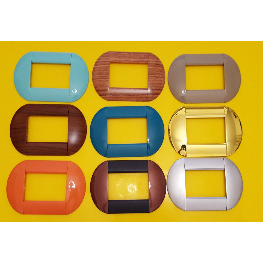 foto del prodotto trade shop placca placche placchette compatibili living international light bombate bticino argento 3 fori 