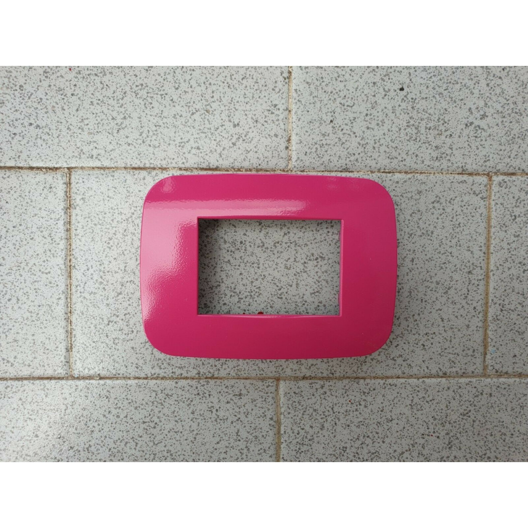 foto del prodotto trade shop placca placchetta placchette compatibili per serie axolute bticino colorate fori fucsia 3 fori 