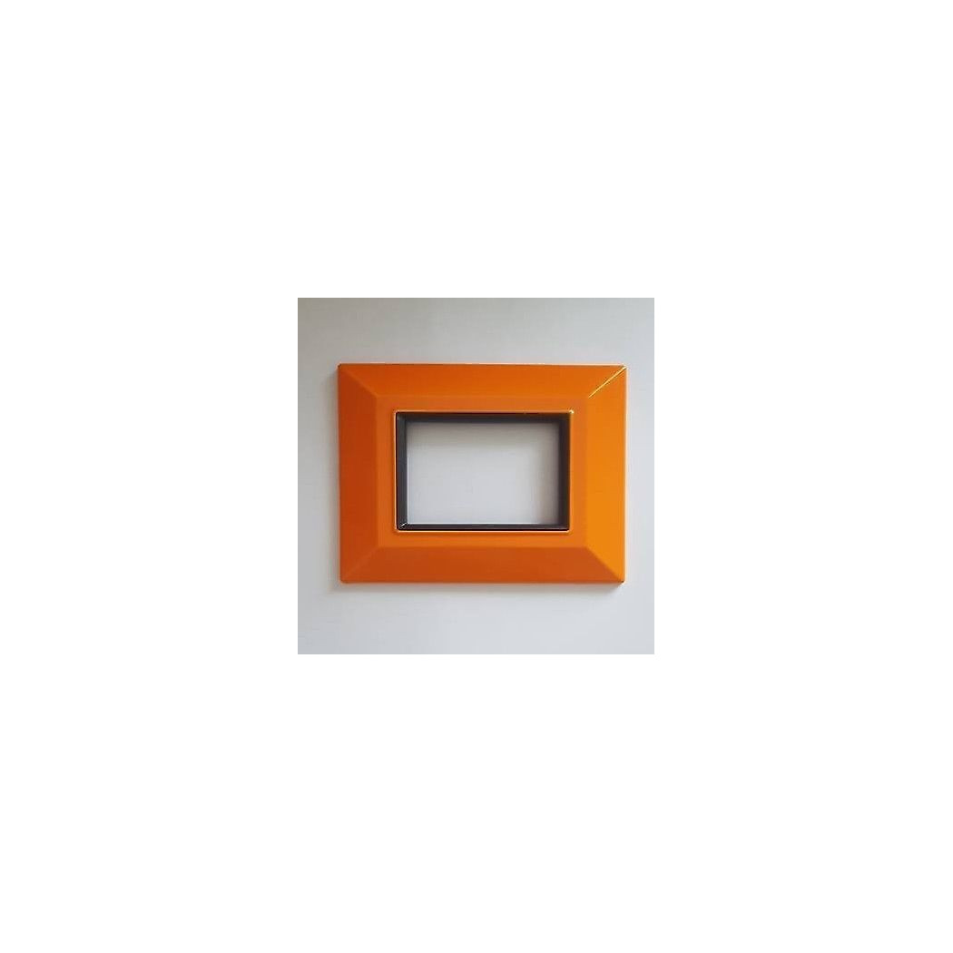 foto del prodotto trade shop placca placchetta placchette compatibili per serie axolute bticino colorate sq arancione 3 fori 