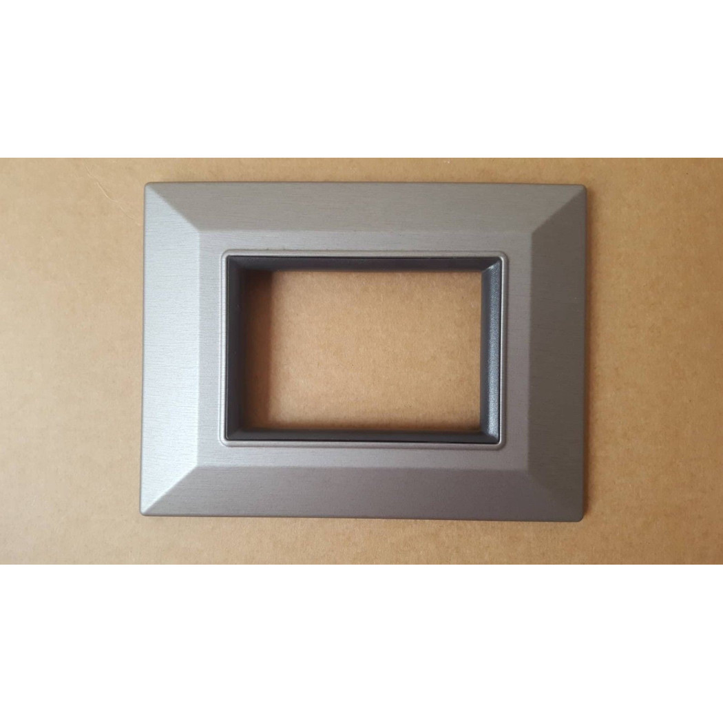 foto del prodotto trade shop placca placchetta placchette compatibili per serie axolute bticino colorate sq cromo 3 fori 