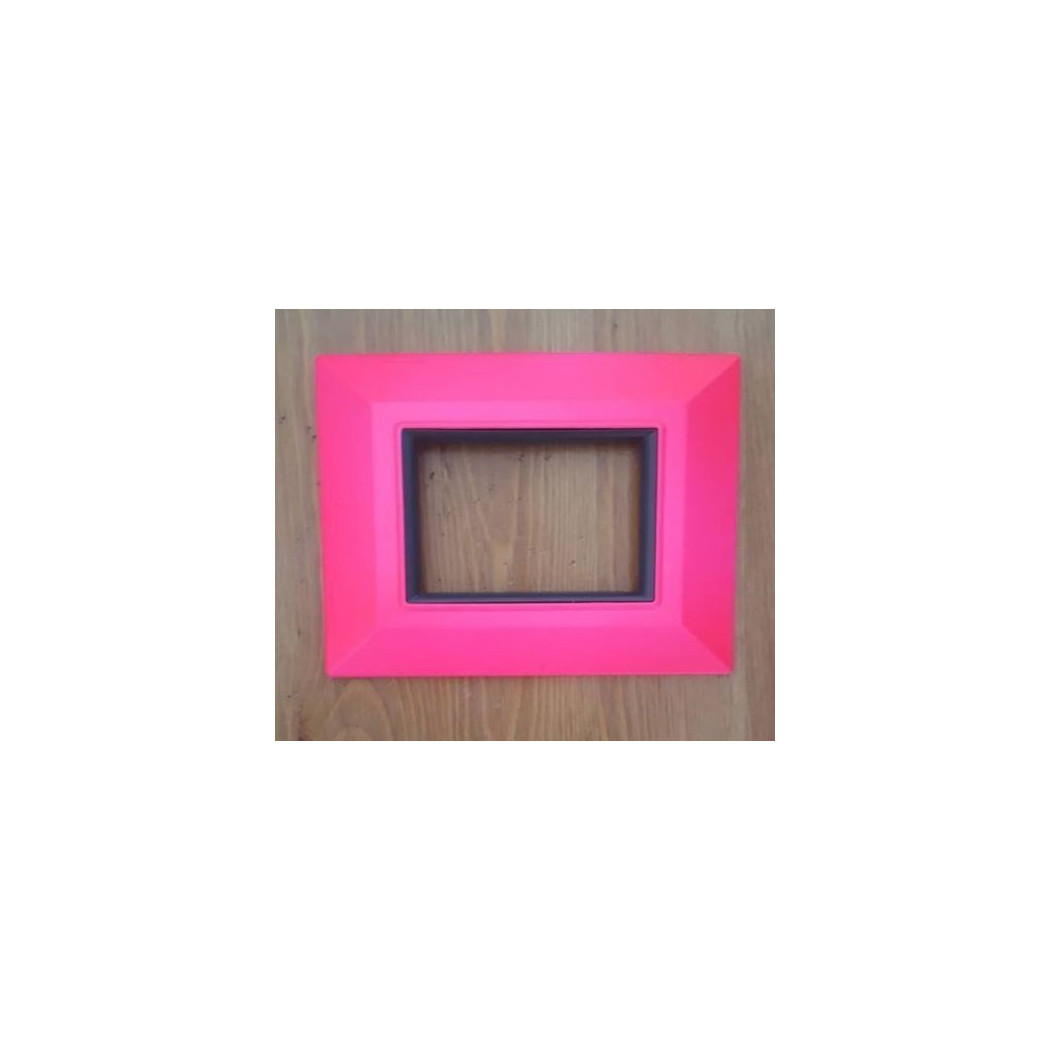 foto del prodotto trade shop placca placchetta placchette compatibili per serie axolute bticino colorate sq fucsia 3 fori 