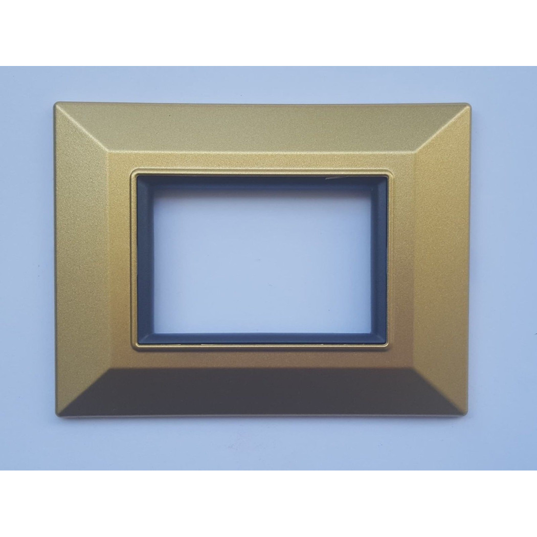 foto del prodotto trade shop placca placchetta placchette compatibili per serie axolute bticino colorate sq oro satinato 3 fori 