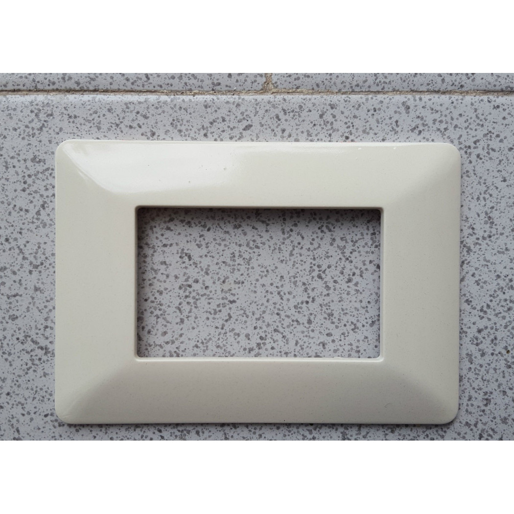 foto del prodotto trade shop placchette placche in abs per serie matix bticino compatibile 3 4 6 moduli color bianco opaco 6 fori 